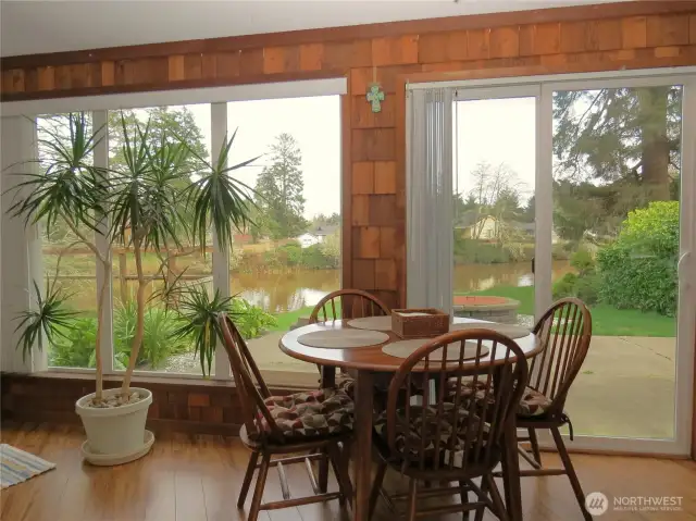 ENJOY MEALS BESIDE THE LARGE PICTURE WINDOWS WHERE YOU HAVE THIS SPECTACULAR VIEWS!