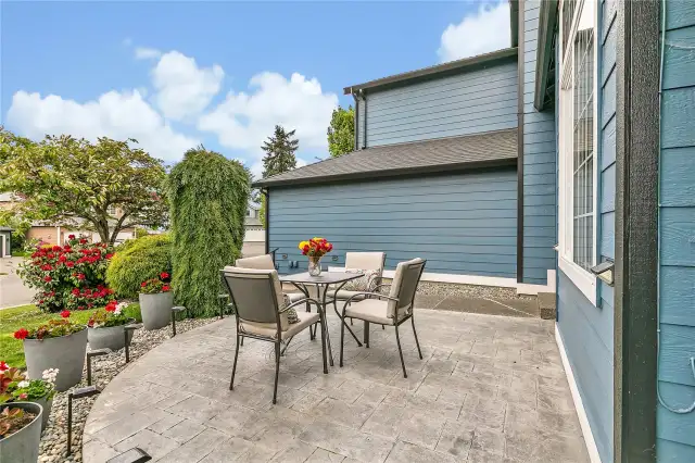 The custom-stamped concrete patio showcases a striking Mariners emblem or compass design, adding a unique and personal touch to the outdoor space. Not only does it enhance visual appeal, but it also serves as a distinctive focal point,
