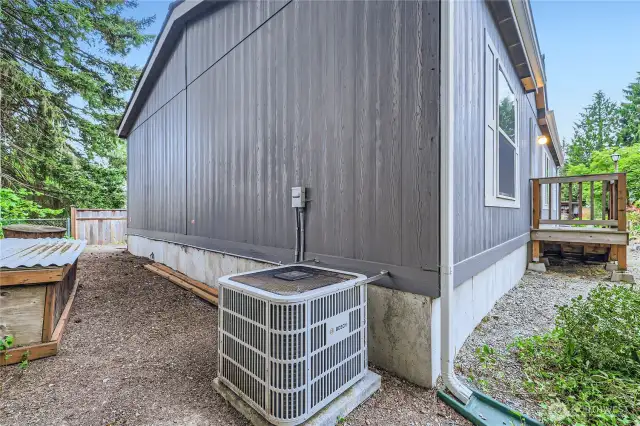 Big Heat Pump for year round comfort. 2018 Fleetwood is well insulated and this makes it comfortable all summer long.