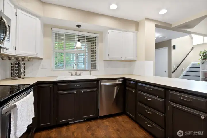 To the right is an open area so you can cook AND visit with your guests.