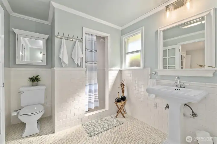 Personal ensuite of the primary bedroom