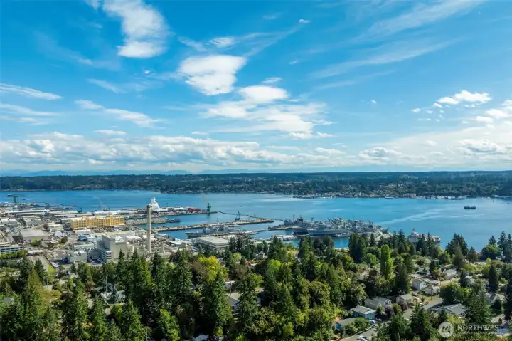 Minutes to shipyard and Seattle ferry!