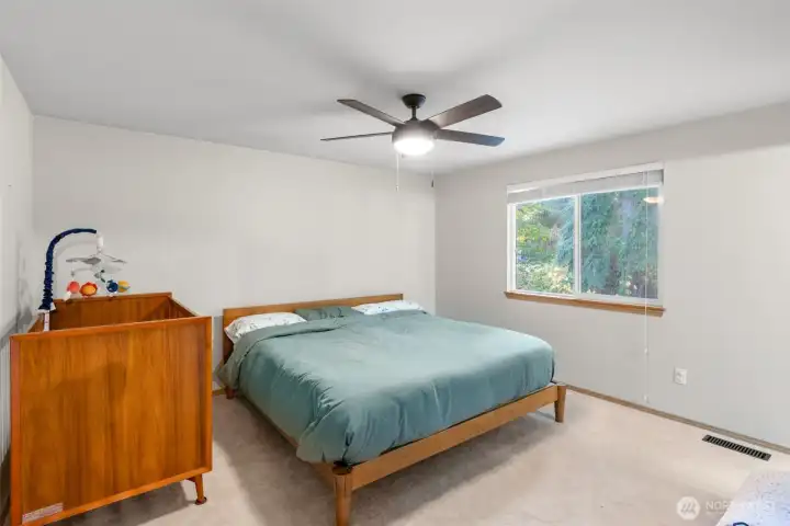 larg primary bedroom