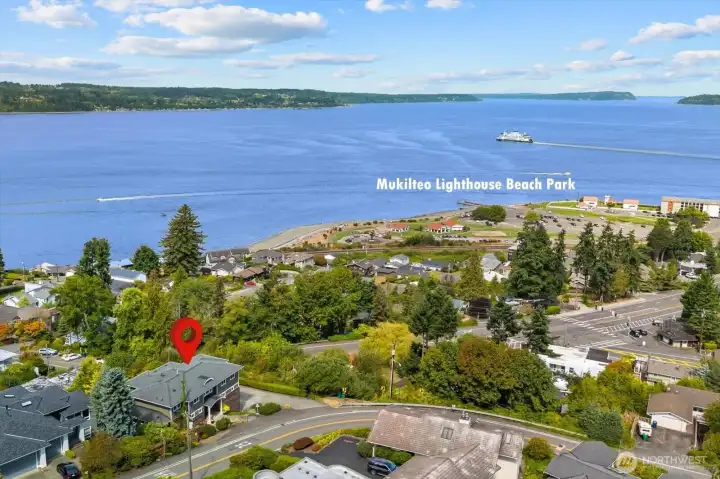 Walking distance to Lighthouse park, ferry and downtown