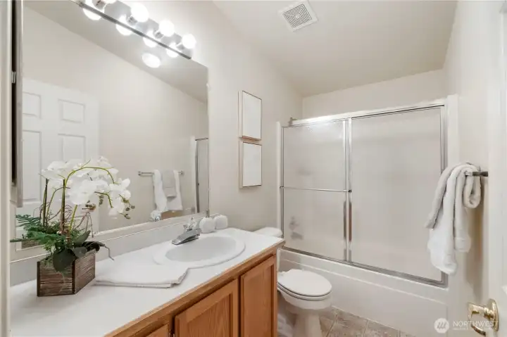 full bath in hallway