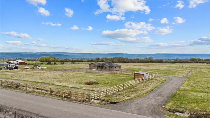 Country living with 360 degree views and plenty of space for outdoor enjoyment