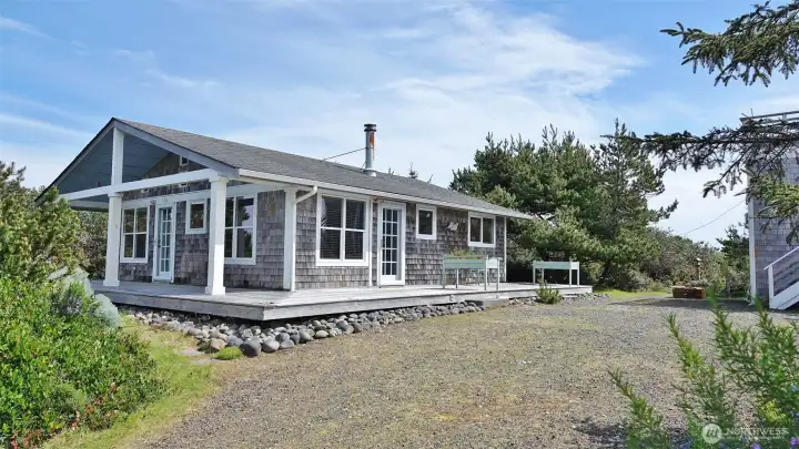 Welcome to this Cabin near the Beach in the Jetty Area with 2 Lots.