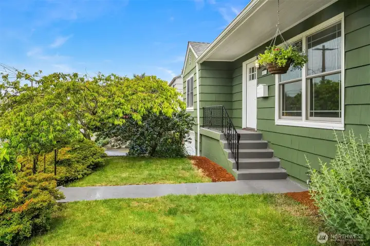 Walk, roll or ride to nearby West Seattle attractions! Walk, roll or ride to nearby West Seattle attractions!