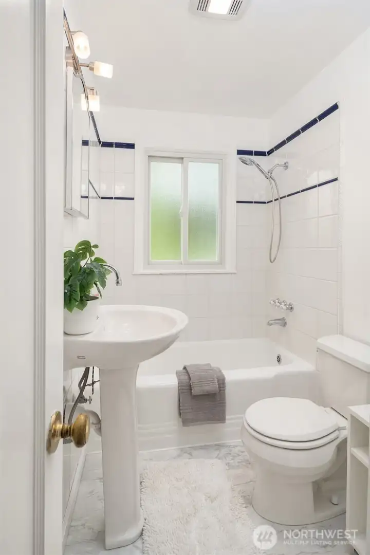 Full-size tub for relaxing soaks! Full-size tub for relaxing soaks!