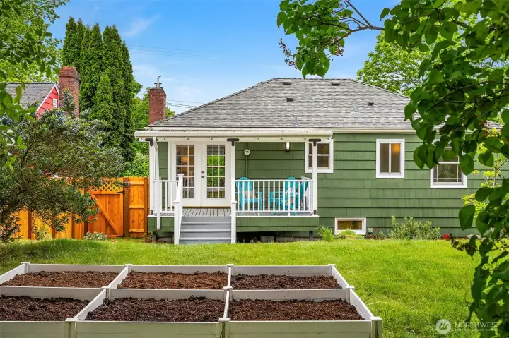 Spacious backyard with raised garden boxes. Spacious backyard with raised garden boxes.
