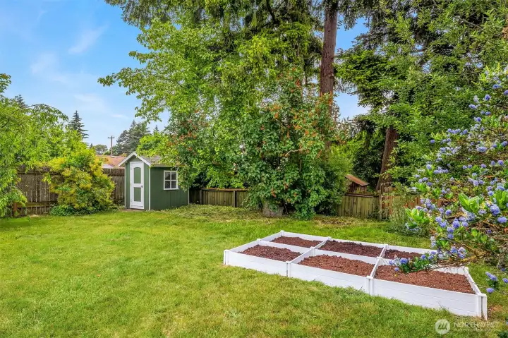 Custom 6' x 8' shed for additional storage. Custom 6' x 8' shed for additional storage.