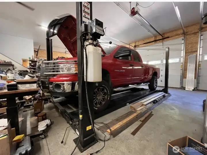 4-post lift with dual hydraulic jacks