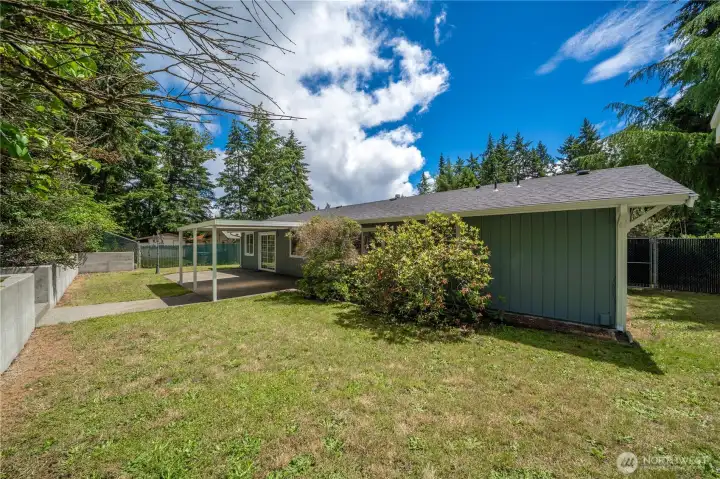 Big backyard with room for toys, relaxing, pets and games. Big backyard with room for toys, relaxing, pets and games.