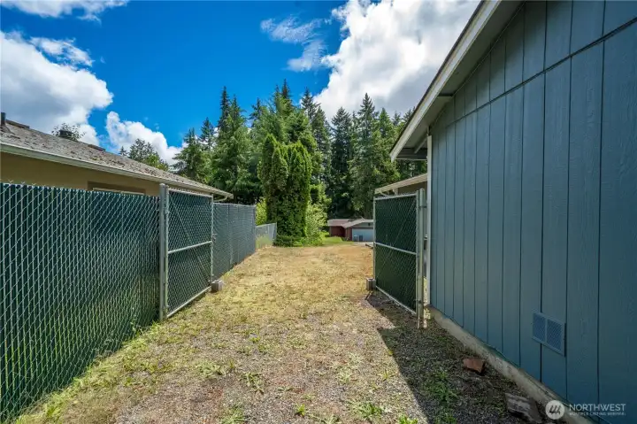 Large sideyard with double gate for parking RV, Boat or extra vehicles. Also gives easy access to the backyard. Large sideyard with double gate for parking RV, Boat or extra vehicles. Also gives easy access to the backyard.