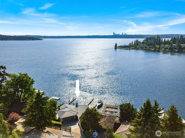 Embrace the allure of a dreamy waterfront property—live your best lake life!