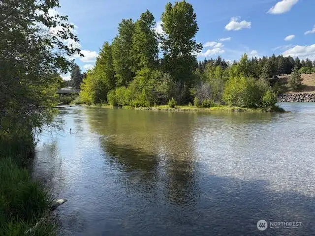 Yakima River with world class fly-fishing blocks away