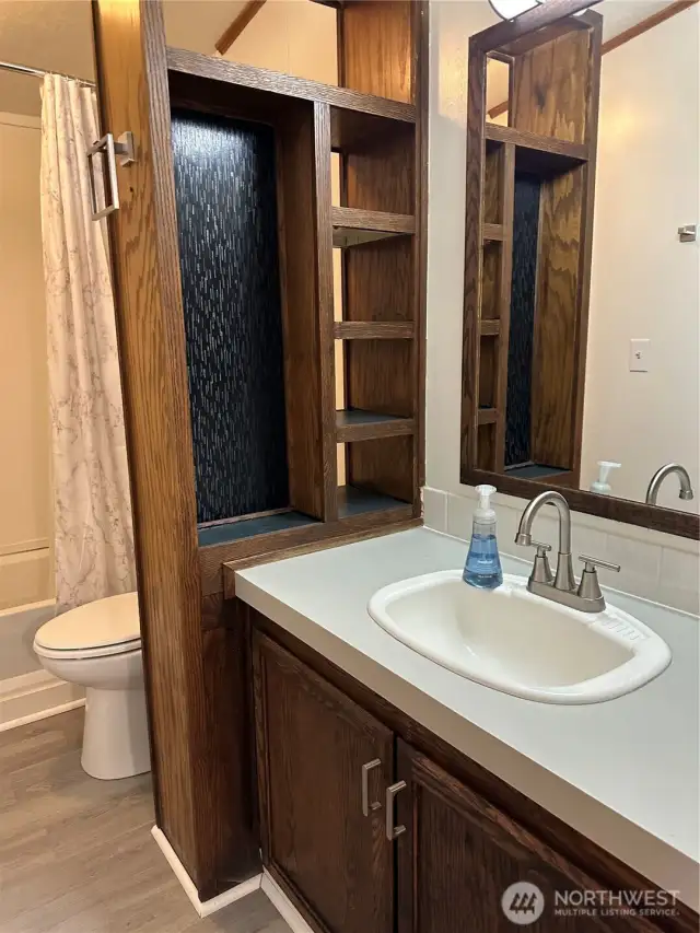 Guest bath with tubshower