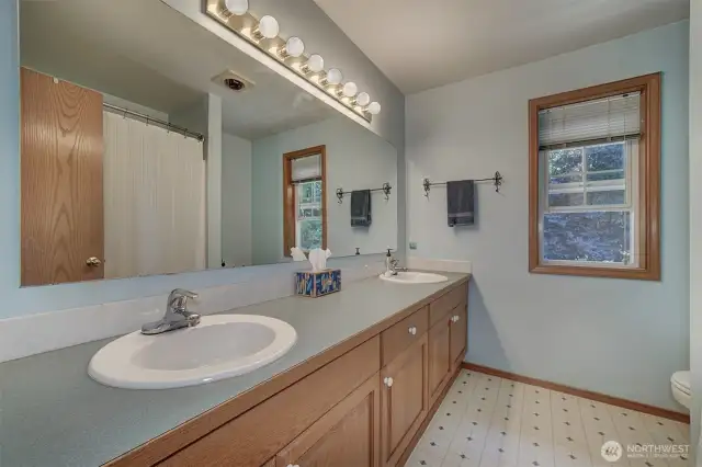Upstairs second full bathroom
