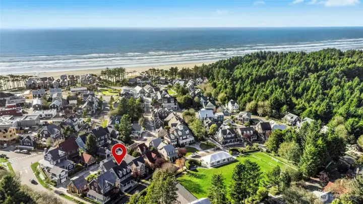 Only two blocks from the heart of town and just steps from Crescent Park and its indoor pool - the location couldn't be better!