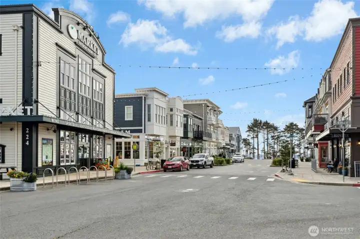 The town center offers a convenient grocery market, charming boutiques, top-rated restaurants, and even a wine-tasting bar - all just steps away.