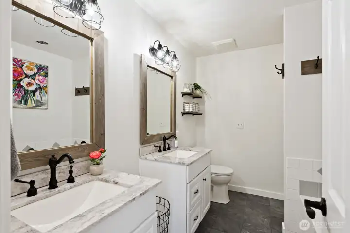 Primary bath w/soaker tub & separate shower