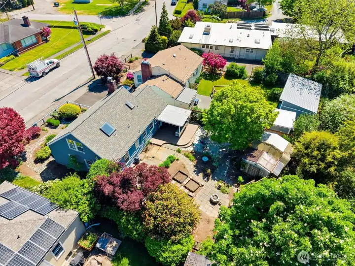 Overhead view highlighting the property’s generous outdoor living areas and surrounding neighborhood.