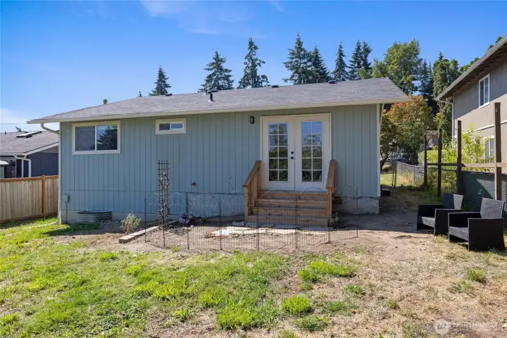 This adorable house has new interior and exterior paint...