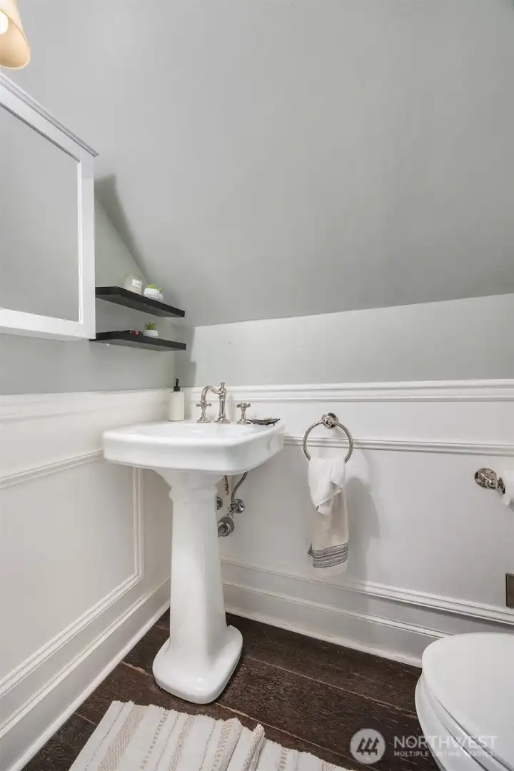 Bathroom upper floor