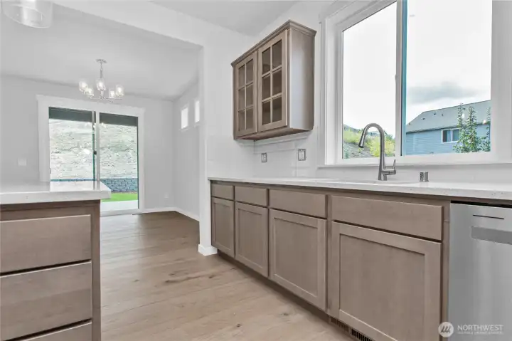 Gorgeous hardwoods run through the hallway, kitchen and dining room. Gorgeous hardwoods run through the hallway, kitchen and dining room.