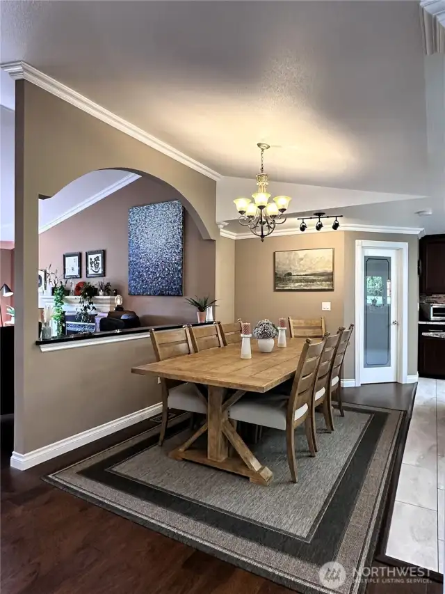 Massive spaces accommodate large furniture... a 8 person table fits perfect in the dining area.