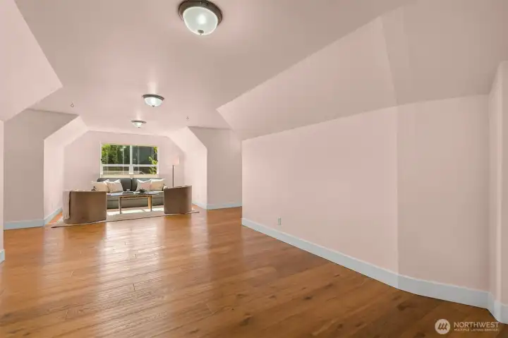 Large 2nd floor bonus room