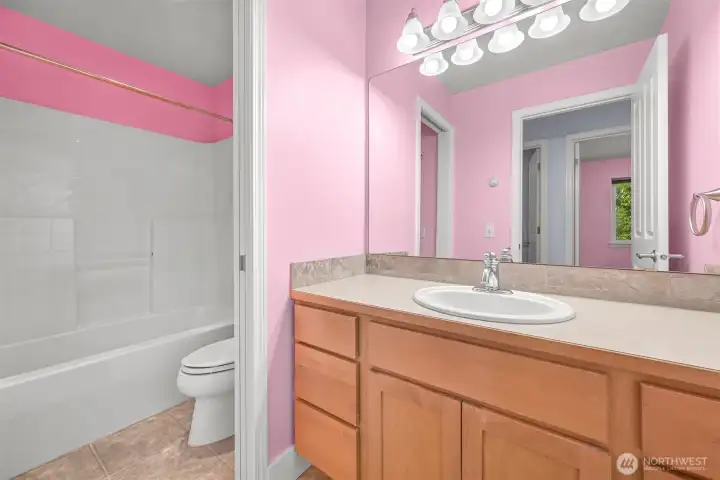 2nd floor full bathroom