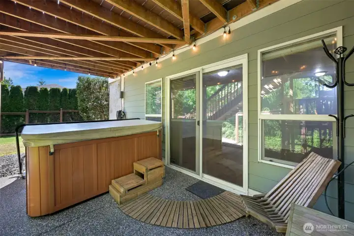 Hot tub stays with the home!