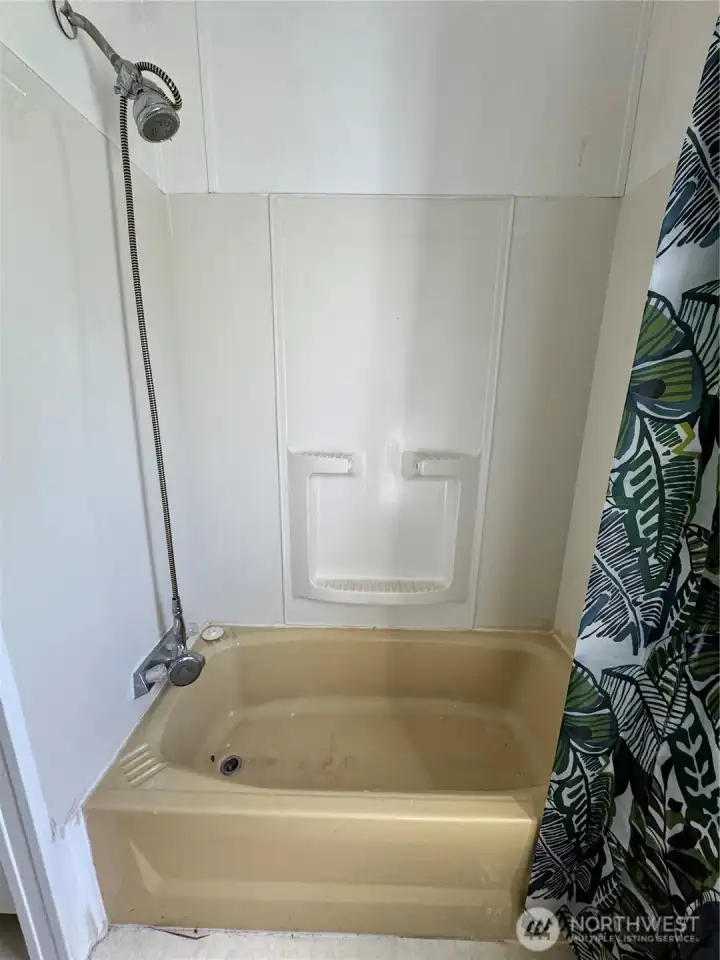 Hallway bathroom tub