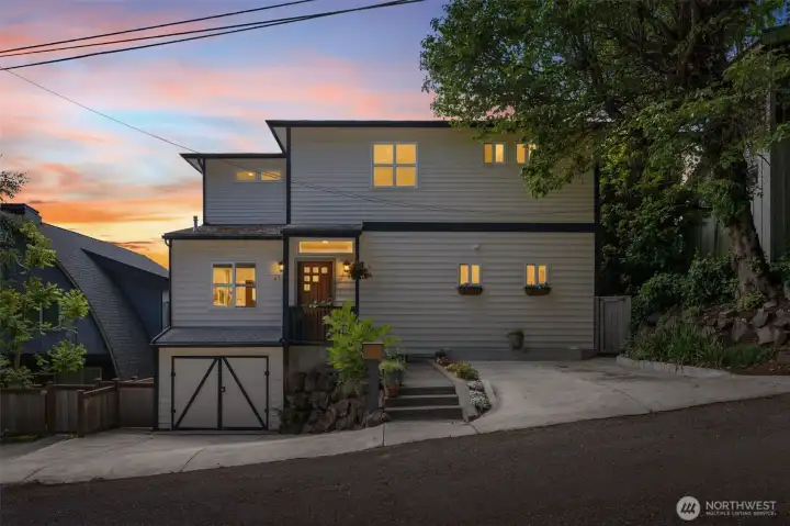 Built in 1998 with numerous recent renovations Built in 1998 with numerous recent renovations