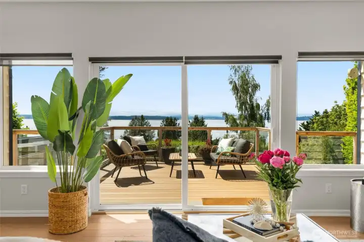 The extensive view is protected by a view covenant...no worries about future obstructions The extensive view is protected by a view covenant...no worries about future obstructions