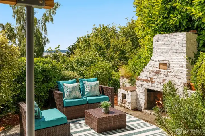 Quiet backyard, showered with West facing sunshine & water views Quiet backyard, showered with West facing sunshine & water views