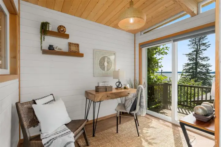 Inside the outdoor structure...so cute and with a killer view! Inspiring setting for work or hobbies Inside the outdoor structure...so cute and with a killer view! Inspiring setting for work or hobbies