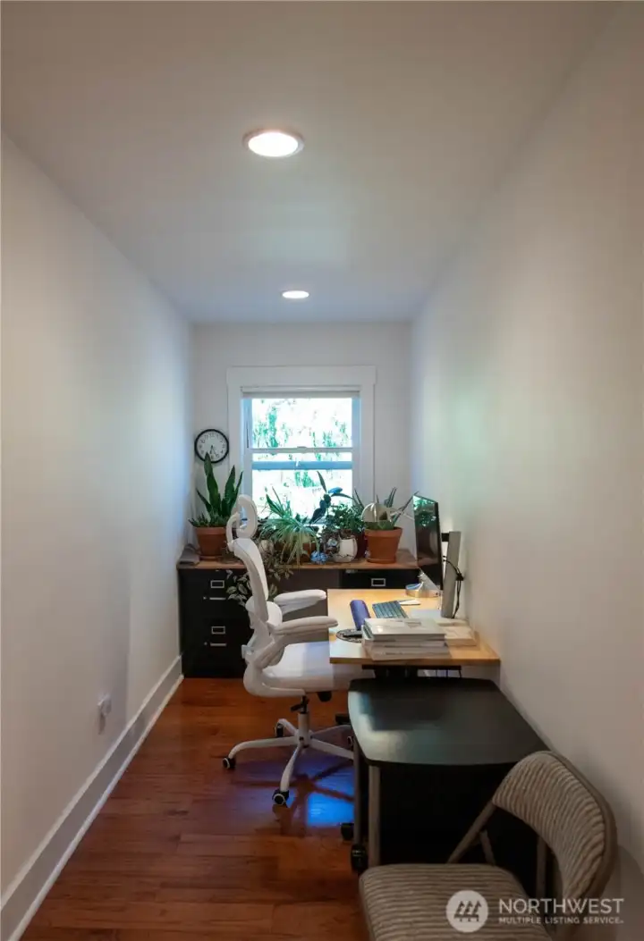 Second upstairs office space / nook.