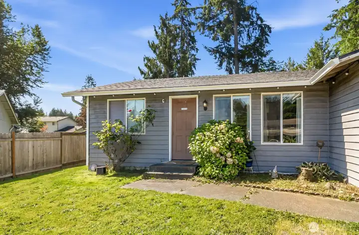 Step Inside~Your New Home Sweet Home or Investment Home...Excellent Lake Stevens Location for any Commute~North & South~East & West~Schools!Shopping~Services are just Minutes Away~