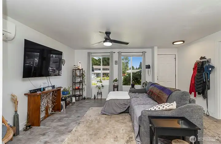 Light & Bright~North Facing Front Windows~