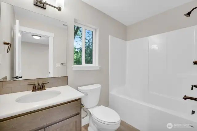 Full bath off 2nd bedroom