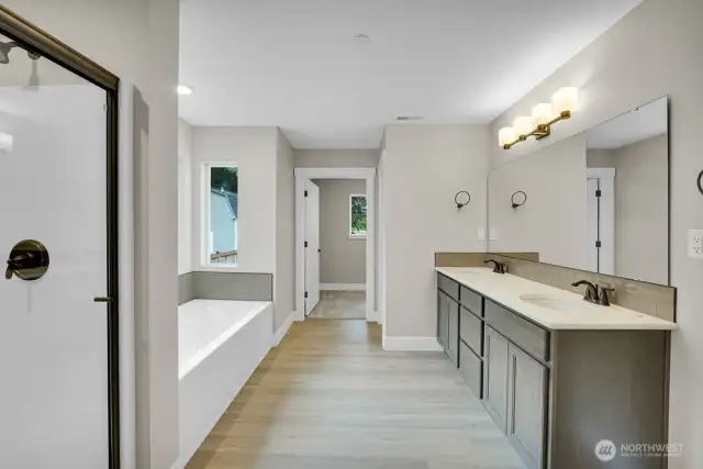 Primary beathroom w/double vanity, seperate tub and walkin closet