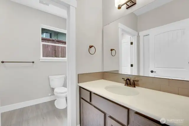 Full bath near den/office