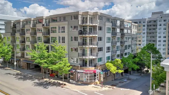 Top Floor corner penthouse unit with nice balcony!