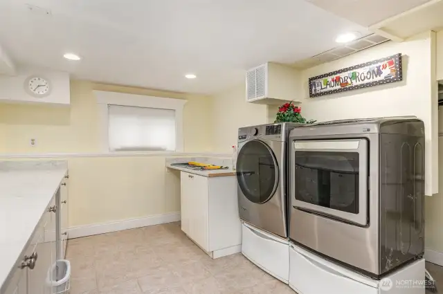 Lower level utility room with all appliances