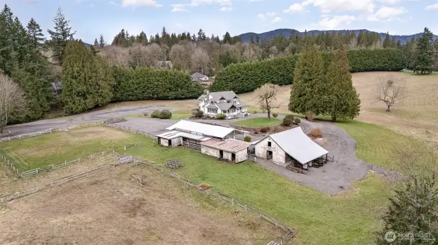 Here you can see the barn, paddock & arena areas.