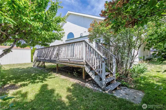 Back deck with privacy