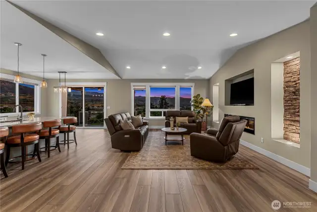 Great room w/vaulted ceilings and expansive views - watch the sunset from here!