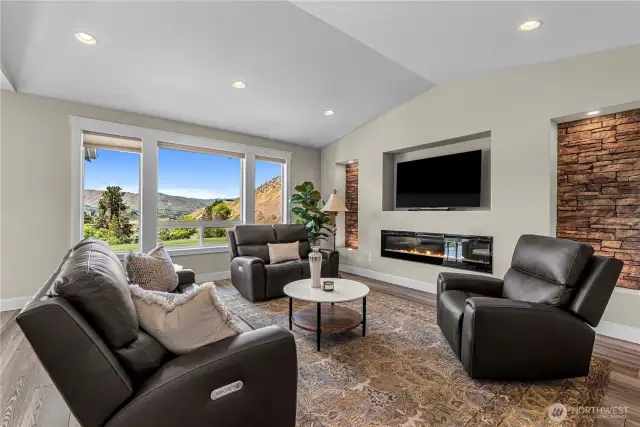 Great room w/vaulted ceilings and expansive views - watch the sunset from here!